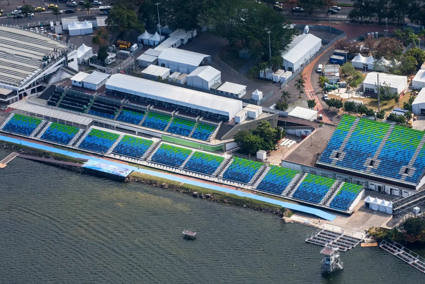 Arquibancadas e estruturas flutuantes dos Jogos Rio 2016 na Lagoa Rodrigo de Freitas